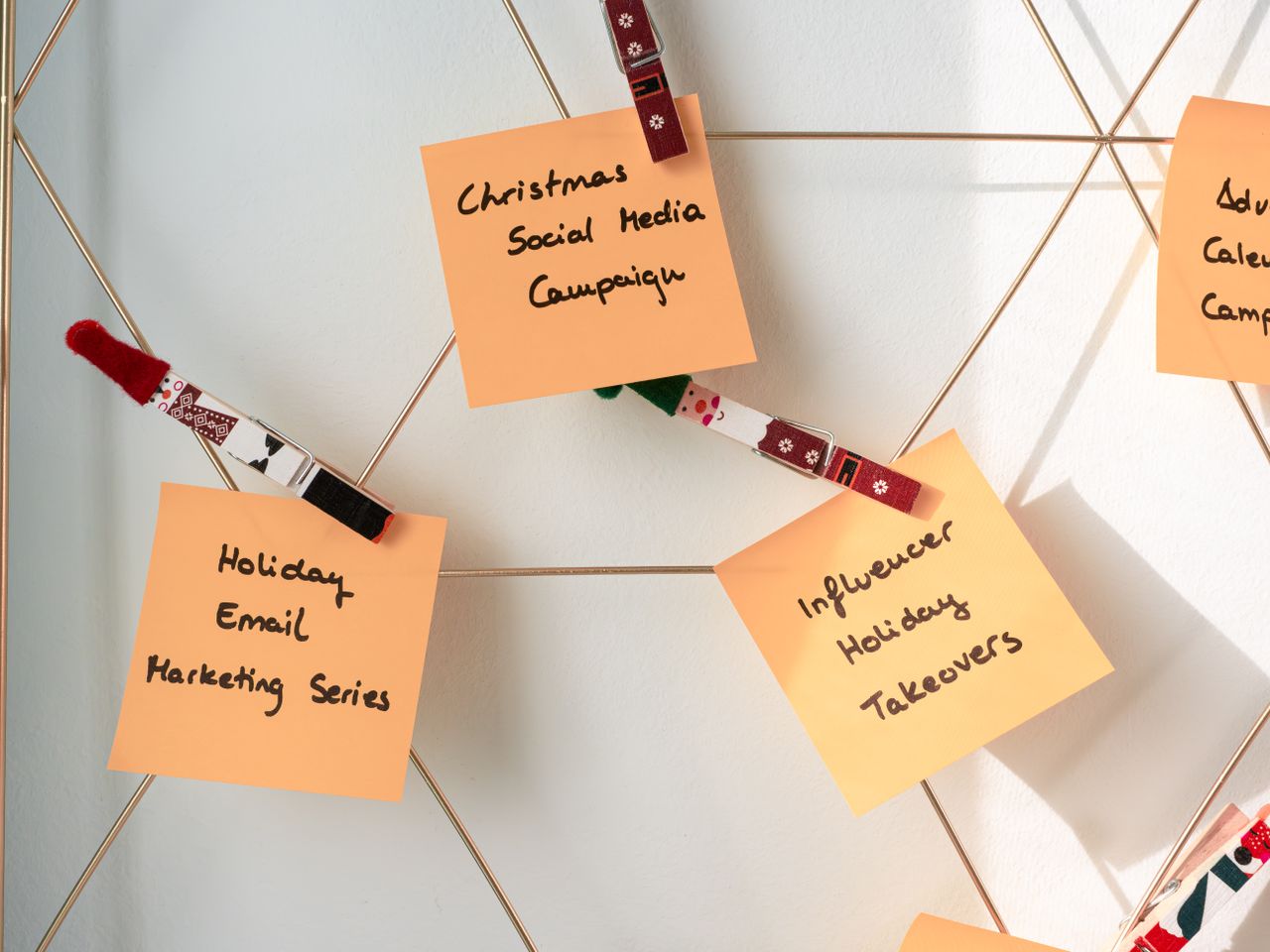why-choose-us Sticky notes with holiday marketing ideas for Christmas social media and email campaigns.